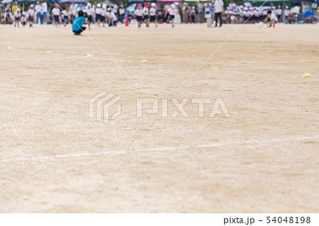 運動会の徒競走　手前地面にピント 54048198