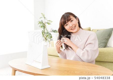 髪の毛のケアをする若い女性 54048338
