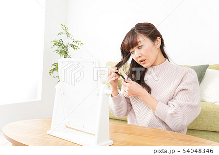 髪の毛のケアをする若い女性 54048346