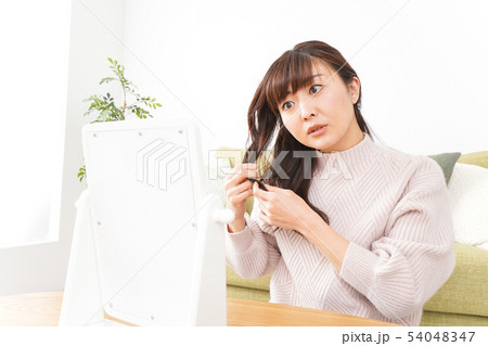 髪の毛のケアをする若い女性 54048347