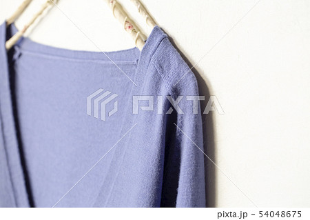 白バックとハンガーにかけたセーターの肩や襟 54048675