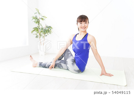 ヨガをする若い女性 54049115