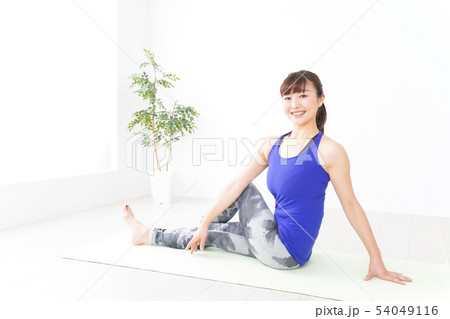 ヨガをする若い女性 ヨガをする若い女性 54049116