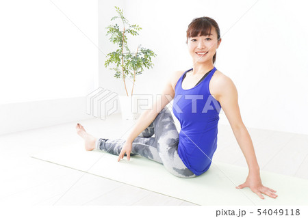 ヨガをする若い女性 ヨガをする若い女性 54049118