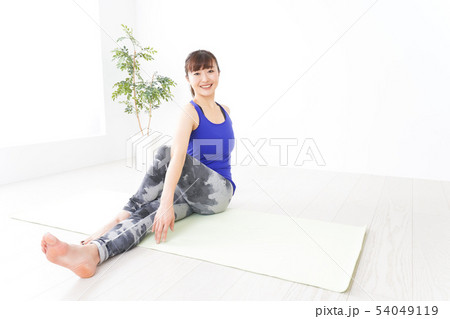 ヨガをする若い女性 ヨガをする若い女性 54049119