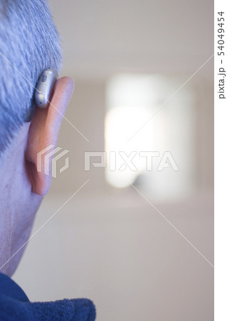 Man with hearing aid 54049454