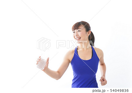 水分を摂取するスポーツウェアの女性 水分を摂取するスポーツウェアの女性 54049836