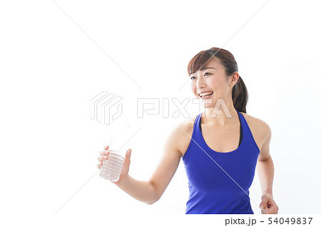 水分を摂取するスポーツウェアの女性 54049837