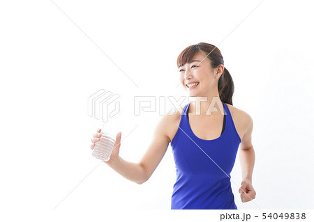 水分を摂取するスポーツウェアの女性 水分を摂取するスポーツウェアの女性 54049838