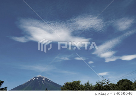 綿雲が浮かぶ空と残雪が残る夏の富士山 綿雲が浮かぶ空と残雪が残る夏の富士山 54050046