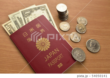 【海外旅行イメージ】パスポートと紙幣 外貨両替 【海外旅行イメージ】パスポートと紙幣 外貨両替 54050141