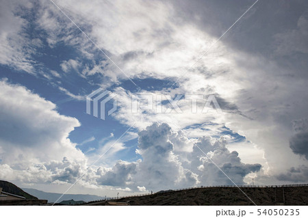 空高く発達する積乱雲と眺める人物・阿蘇山 54050235