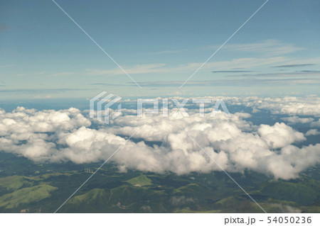 雲の下に広がる阿蘇山・機上からの俯瞰図 雲の下に広がる阿蘇山・機上からの俯瞰図 54050236