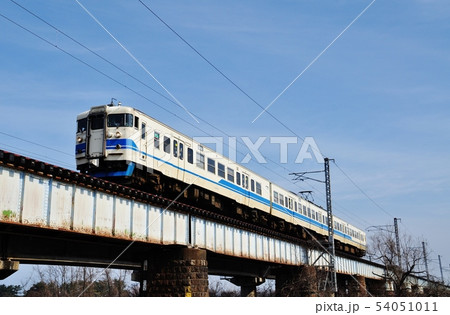 北陸本線、東滑川・魚津駅間を走る普通列車（413系） 54051011