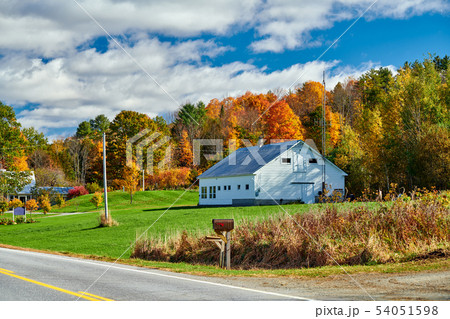 Highway at sunny autumn day 54051598
