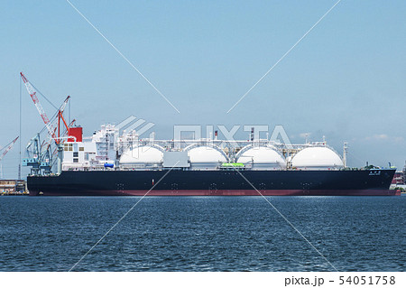 液化天然ガスを運ぶLNG船 54051758