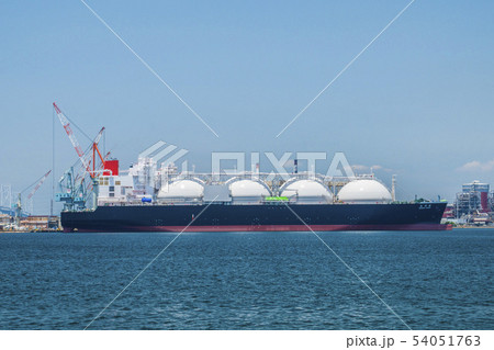 液化天然ガスを運ぶLNG船 54051763
