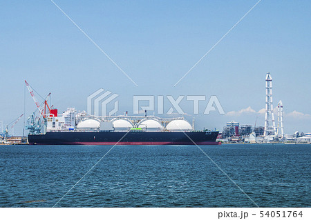 火力発電所と液化天然ガスを運ぶLNG船 54051764