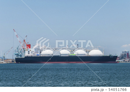 液化天然ガスを運ぶLNG船 54051766