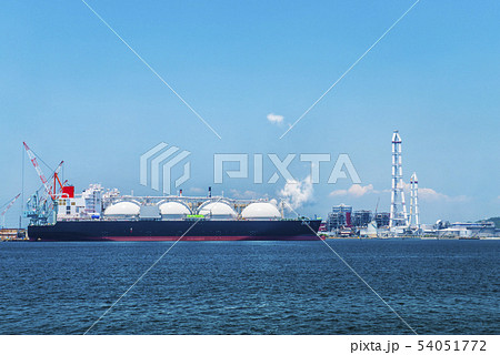 火力発電所と液化天然ガスを運ぶLNG船 54051772