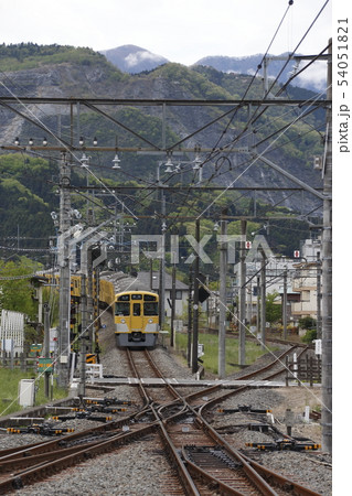 西武秩父駅を出発する西武秩父線2000系 西武秩父駅を出発する西武秩父線2000系 54051821