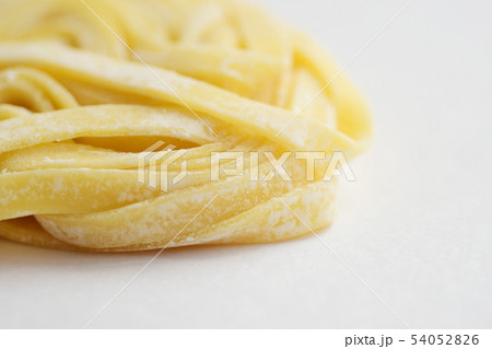 フェットチーネ　フィットチーネ　生パスタ　小麦粉　麺類　イタリアン　白バック　食べ物　フード 54052826