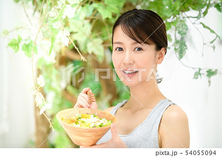 女性　サラダ　ビューティー　ヘルシー 54055094