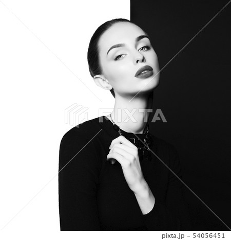 Elegant blode in geometric black and white 54056451