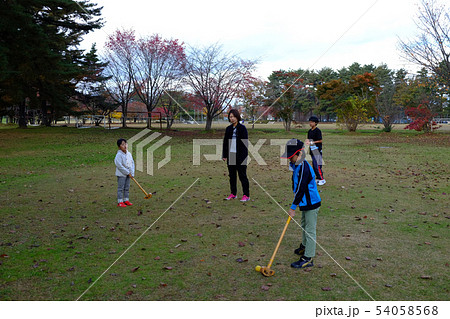 グランドゴルフを楽しむ親子 54058568