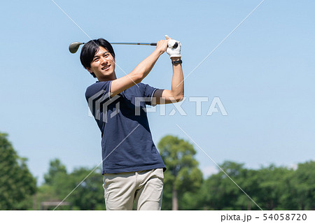 ゴルフ 男性 ゴルフコース ゴルファーイメージ 54058720
