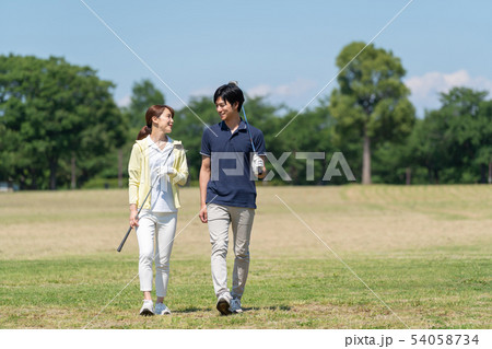 ゴルフ 夫婦 ゴルフ場 カップルイメージ 54058734