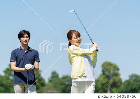 ゴルフ 夫婦 ゴルフ場 カップルイメージの写真素材