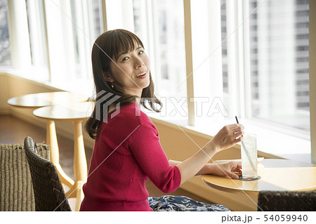 カフェの女性　 54059940
