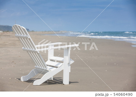 Empty white wooden chair at a paradisiac beach Empty white wooden chair at a paradisiac beach 54060490