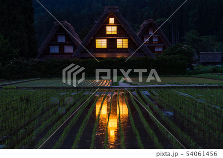 《岐阜県》白川郷合掌造り集落・田植えシーズン《日没》 54061456