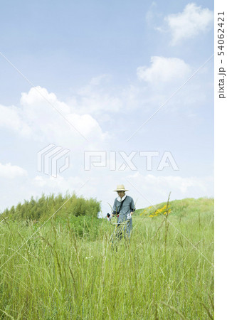 草刈り、除草イメージ　草刈りをする男性 54062421