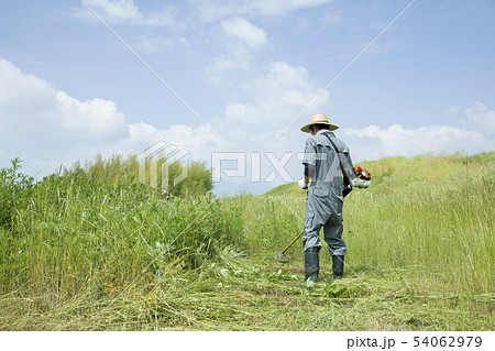 草刈り、除草イメージ　草刈りをする男性 54062979