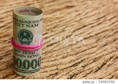Dong ,roll Vietnam bank note on vintage wood  54063392
