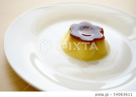 プリン 洋菓子 生菓子 食べ物 デザート おやつ ドルチェ カラメル カッププリンの写真素材