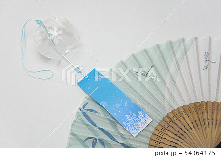 暑中イメージ　風鈴　扇子 54064175