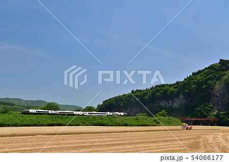 麦畑の横を走る特急『あそぼーい!』 麦畑の横を走る特急『あそぼーい!』 54066177