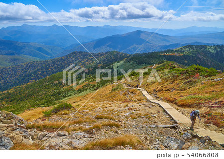 秋の尾瀬 オヤマ沢田代と小至仏山との中間地点から南東(皇海山)方面 54066808