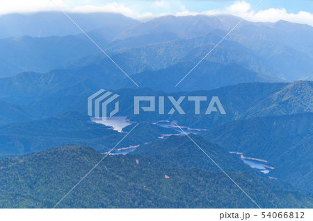 秋の尾瀬 至仏山の山頂付近から西側(ならまた湖)方面眺望 54066812