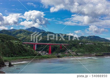 晴天と海と米山大橋 54066950