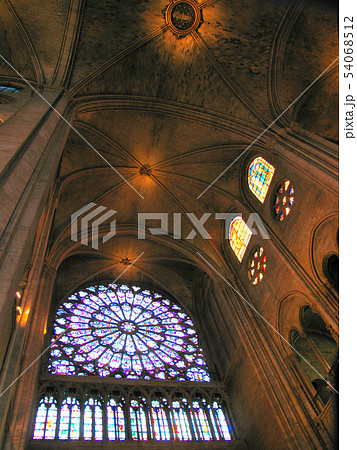 パリ ノートルダム大聖堂 バラ窓のステンドグラスの写真素材