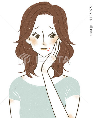 口まわりのニキビに悩む女性 54069751