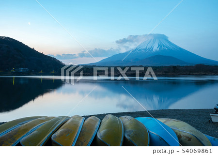 精進湖　湖畔　富士山　山梨県　日本 54069861