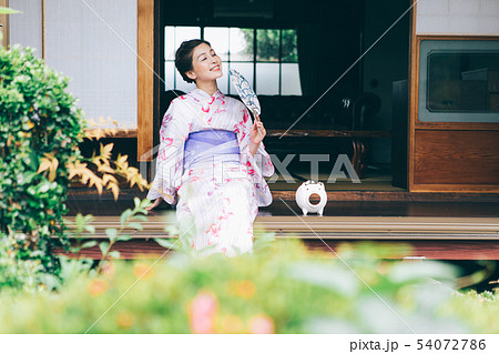 縁側で涼む浴衣の女性 縁側で涼む浴衣の女性 54072786