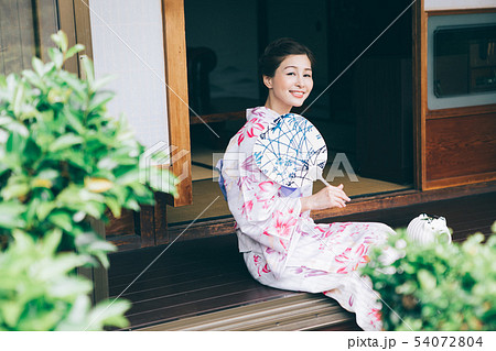 縁側で涼む浴衣の女性 の写真素材