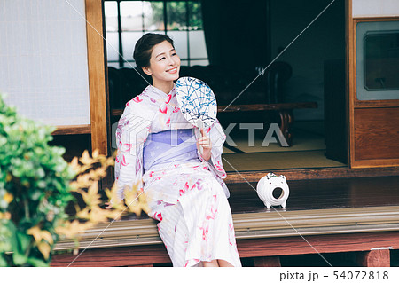 縁側で涼む浴衣の女性 縁側で涼む浴衣の女性 54072818